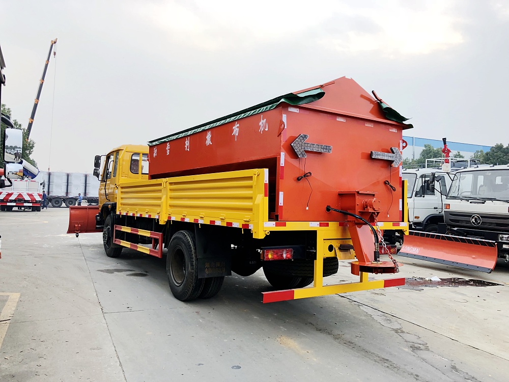 东风153融雪撒布推雪车CLW5160TCXD5